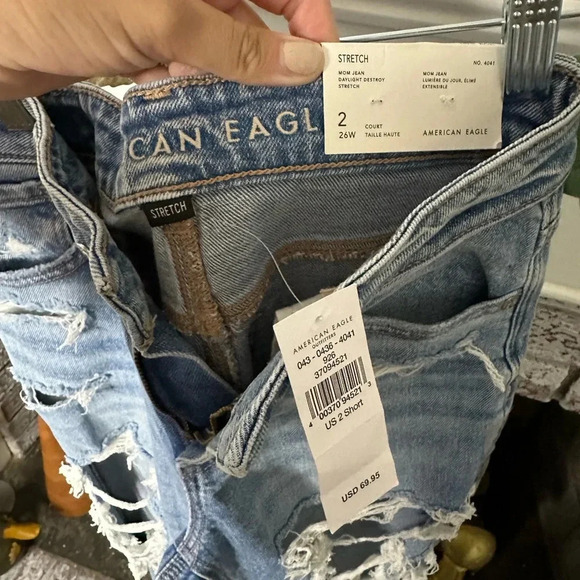 American Eagle Mom Jean size 2 Daylight Destroy distressed denim light wash - Picture 2 of 4